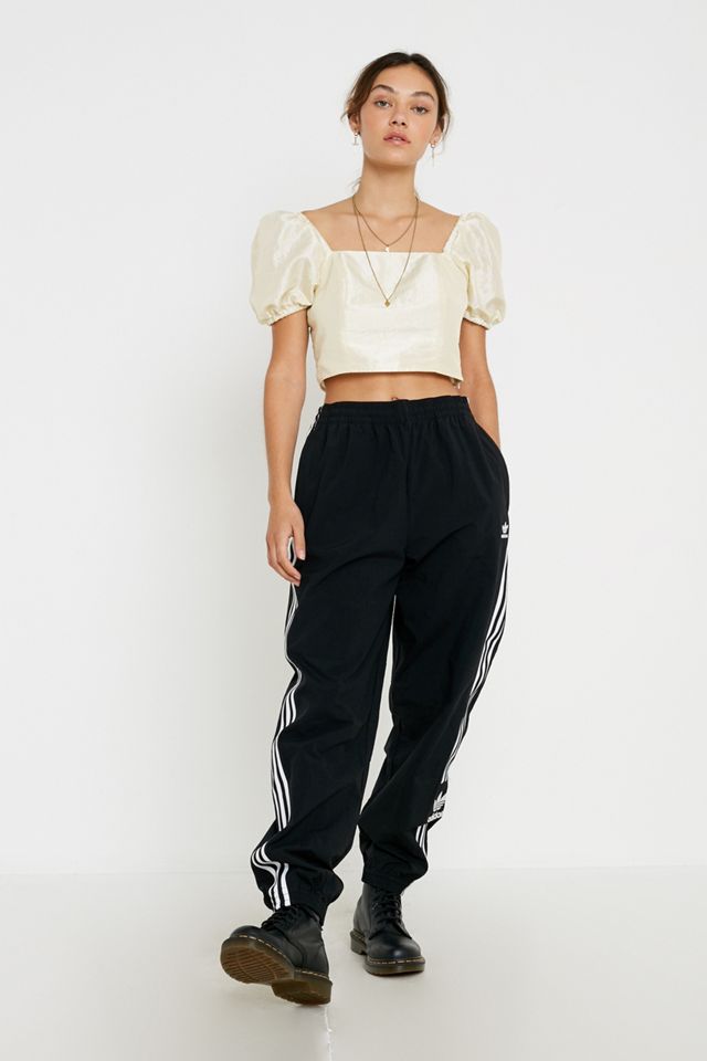 UO – bauchfreie Bluse aus Taft mit eckigem Ausschnitt #1