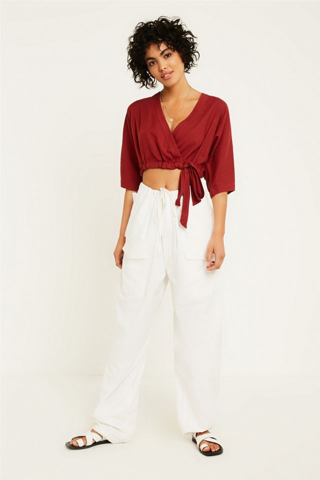 Urban Outfitters – Gekürzte Wickelbluse „Kimmy“ in Rostrot #3