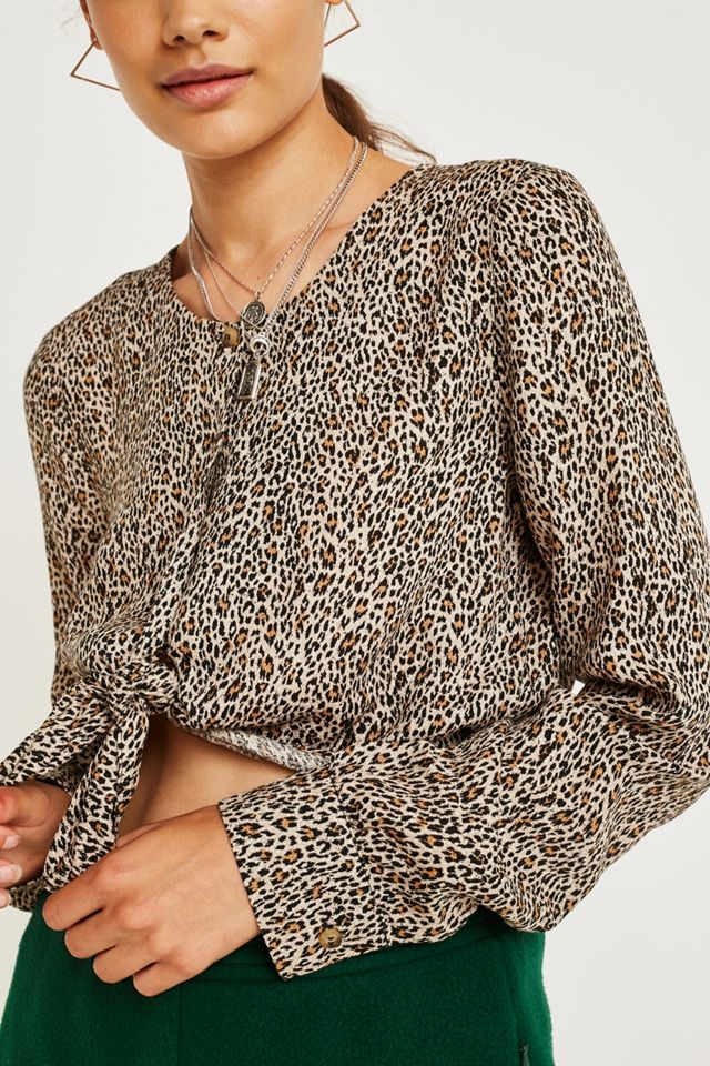 Urban Outfitters – Geknöpfte Bluse mit Leoprint #1