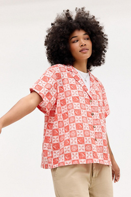 UO Paige Printed Souvenir Shirt - Red M at Urban Outfitters