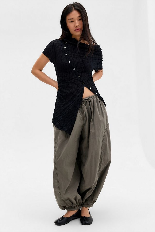 Silence + Noise Blouse asymétrique Rubie à col bénitier avec boutons #1