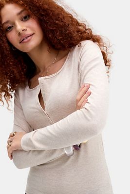 Camiseta Henley de Manga Larga con Cuello de Barco UO