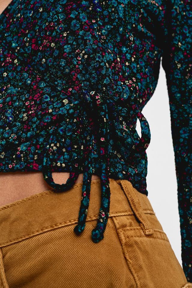 Urban Outfitters – Geblümte Jacquard-Wickelbluse in Blaugrün #1