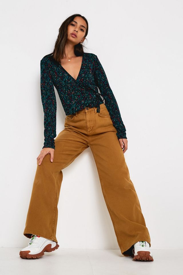 Urban Outfitters – Geblümte Jacquard-Wickelbluse in Blaugrün #2