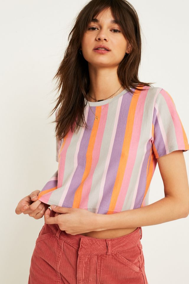 Urban Outfitters – Kurzes T-Shirt mit vertikalen Regenbogenstreifen