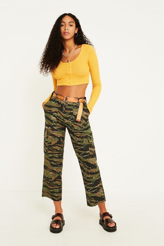 Urban Outfitters – Geknöpftes Crop Top aus Strick in Gelb #2