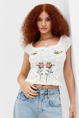 Haut à manches courtes brodé Nella en taille: XS - Kimchi Blue - Modalova