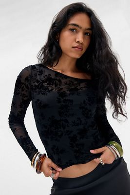Kimchi Blue Lisa Top Asimétrico con Hombros Descubiertos y Textura