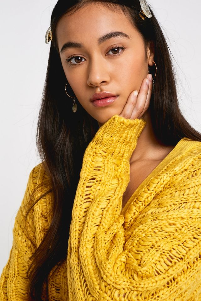 Urban Outfitters – Lockerer Cardigan „Loco“ in Gelb mit Lochstickerei #1