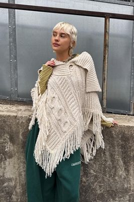 Poncho con Flecos UO