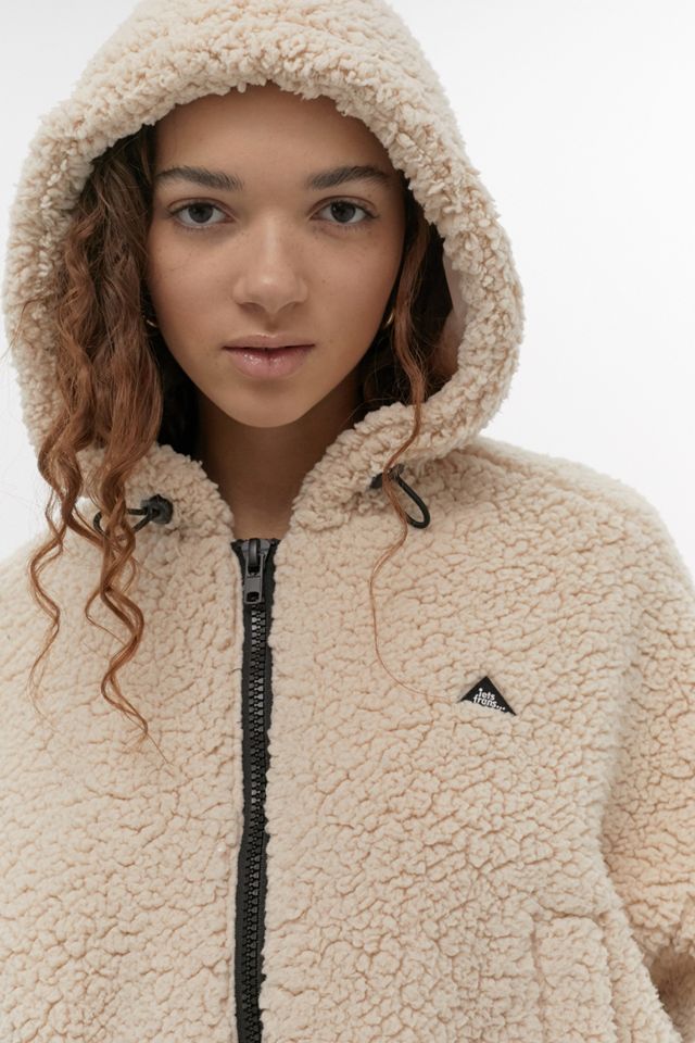 Urban Outfitters – Gekürzte, kuschelige Jacke mit Kapuze #1