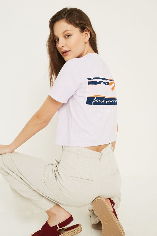 Urban Outfitters – Crop Top „Find Your Way“ in Flieder mit Stickerei