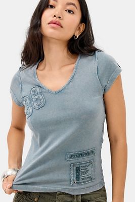 Camiseta Baby con Cuello en V Tonal con Aplique 98 BDG