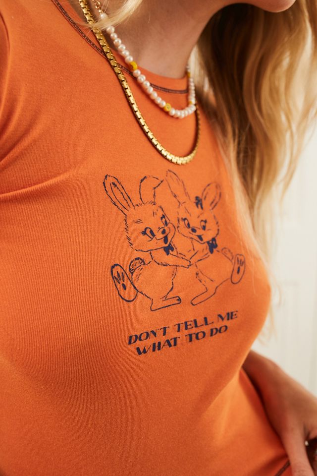 UO – Knapp geschnittenes T-Shirt „Bunny“ in Orange #1