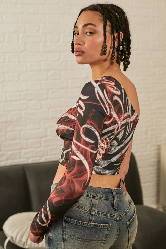 UO – Asymmetrisch geschnittenes Crop Top mit Tattoo-Print #2