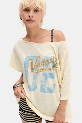 T-Shirt Grafica a Spalle Scoperte Courtney BDG
