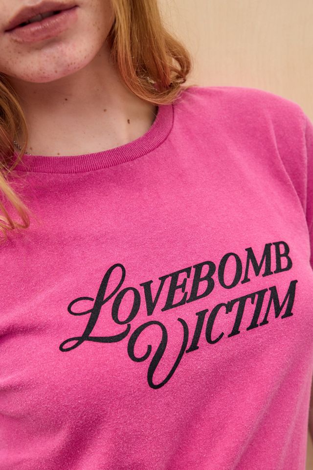 T-shirt Rilassata UO Lovebomb Victim #1
