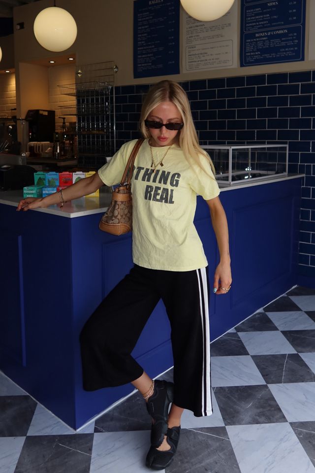 UO Nothing Is Real Lockeres T-Shirt #1