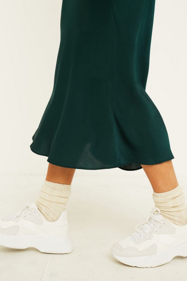 Urban Outfitters – Asymmetrischer Midirock aus Satin in Grün #3
