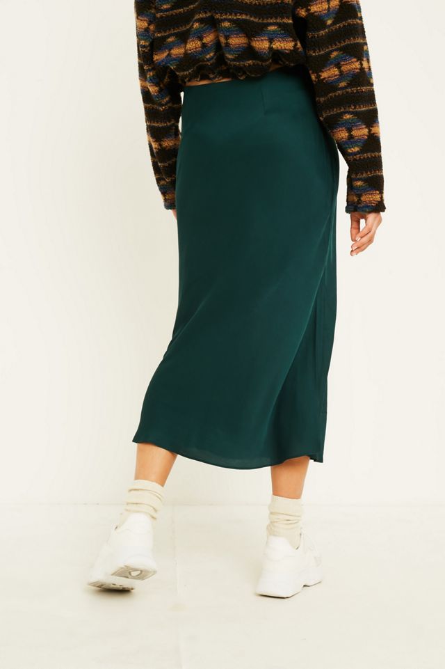 Urban Outfitters – Asymmetrischer Midirock aus Satin in Grün #4