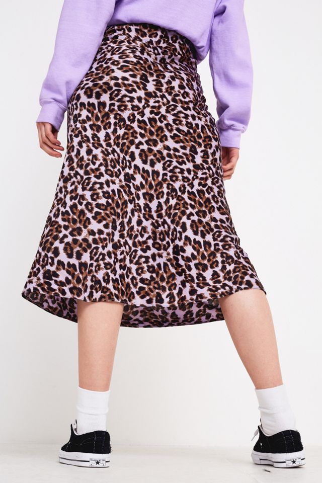 Urban Outfitters – Asymmetrischer Midirock aus Satin mit Leoprint #3