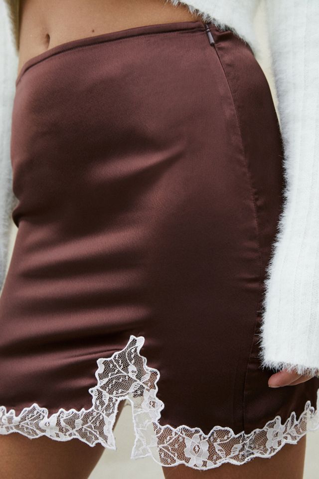 Urban Outfitters – Satin-Minirock in Braun mit Spitzenverzierung #1