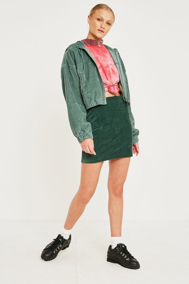 Urban Outfitters – Jersey-Minirock aus Cord in Grün #3