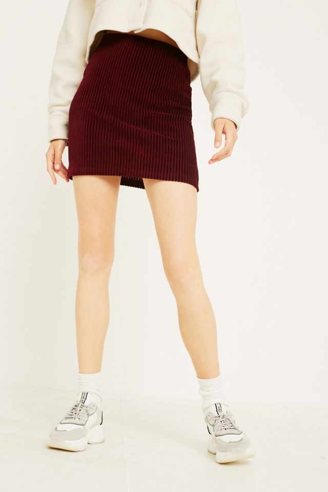 Urban Outfitters – Jersey-Minirock aus Cord in Weinrot #4