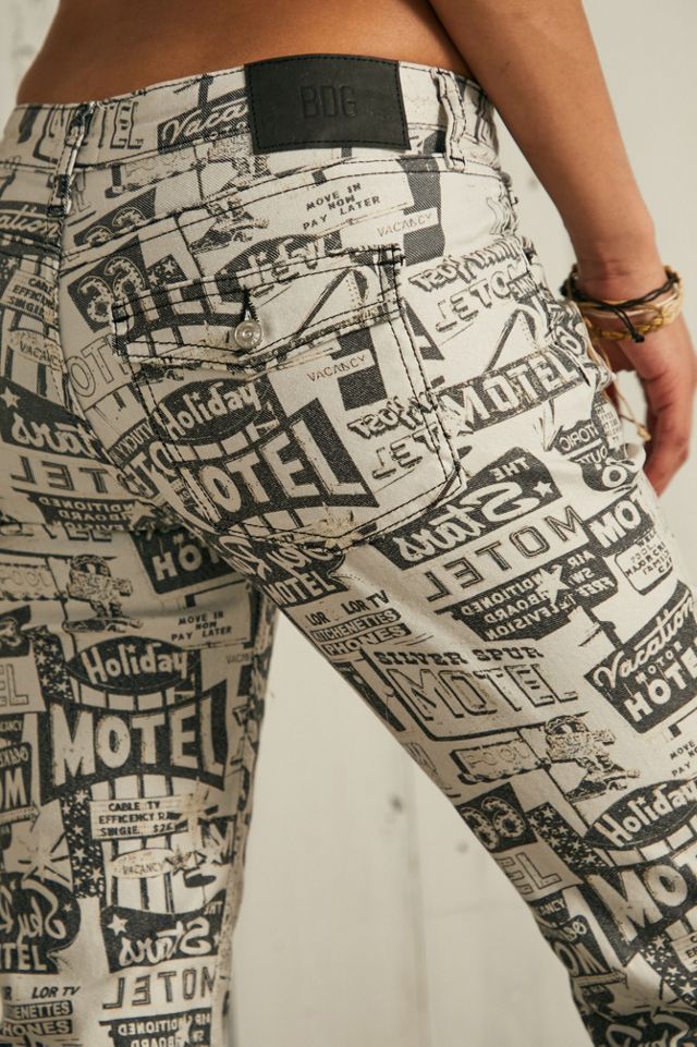 BDG Motel Print Niedrige Taille Zwei-Knopf-Schlaghose #4