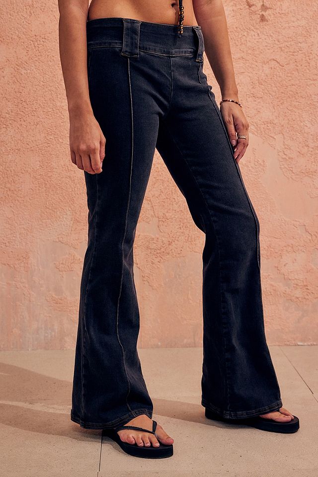 urbanoutfitters.com | BDG – Recycelte ausgestellte Low-Rise-Jeans „Missy“ in Schwarz