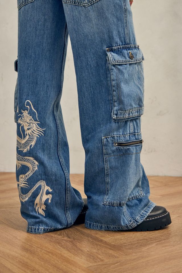bdg-drachen-bestickte-low-rise-cargo-jeans-urban-outfitters-de