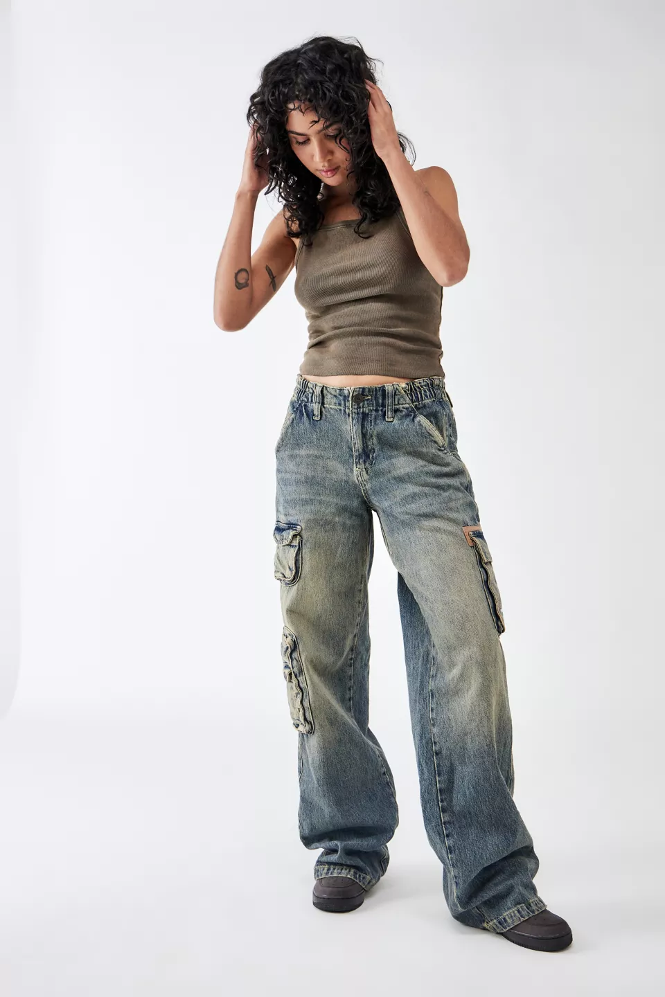 urbanoutfitters.com | Getönte Cargohose „Cyber" in Beige im Y2K-Stil