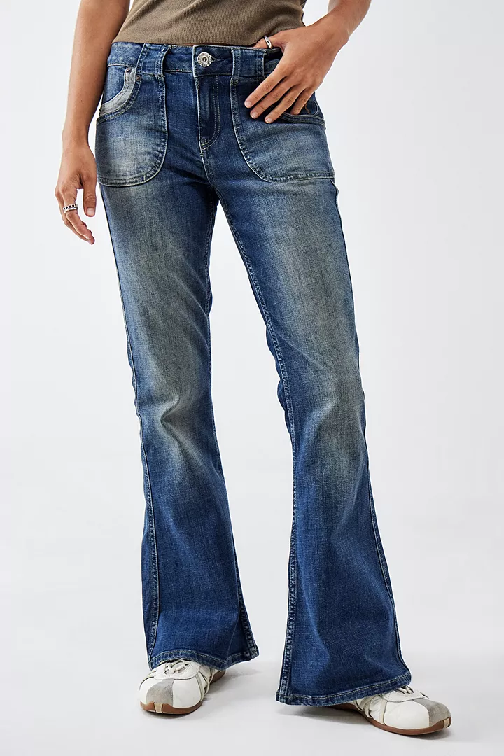 urbanoutfitters.com | BDG – Ausgestellte Low-Rise-Jeans „Tiana“ in Blau