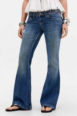 Jeans BDG Miko à taille basse, coupe skinny et bas évasé avec clous