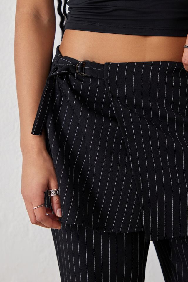 UO – Rock-über-Hose-Design in Schwarz im Nadelstreifenlook #1