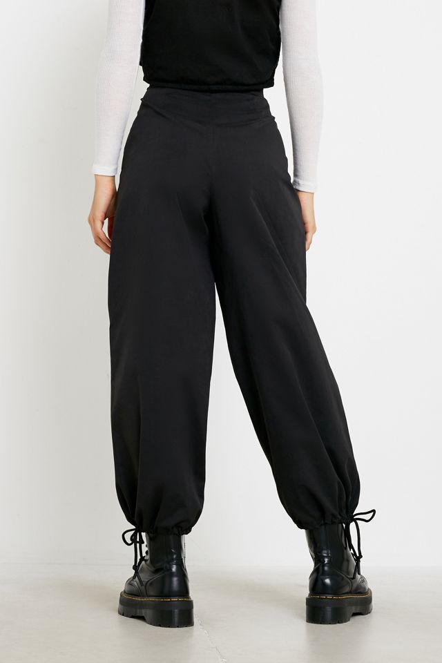 Urban Outfitters – Weite Hose im Tech-Style #3