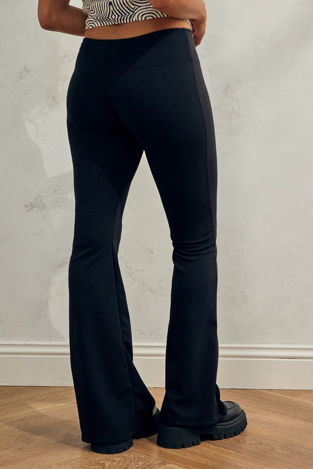 UO – Low-Rise-Schlaghose in Schwarz mit Crepe-Design #2