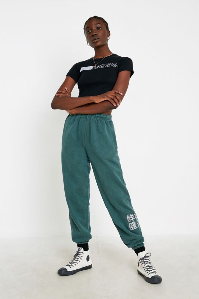 Urban Outfitters – Jogginghose in verwaschenem Blaugrün mit glitzernden Textelementen #1
