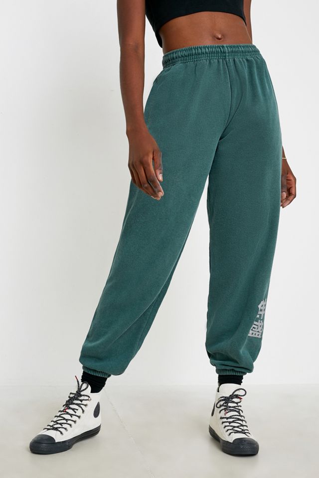 Urban Outfitters – Jogginghose in verwaschenem Blaugrün mit glitzernden Textelementen #2