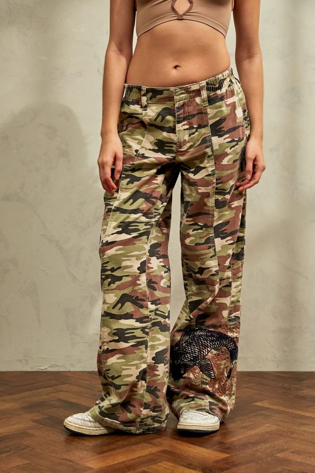 Urban outfitters 2025 camo pants