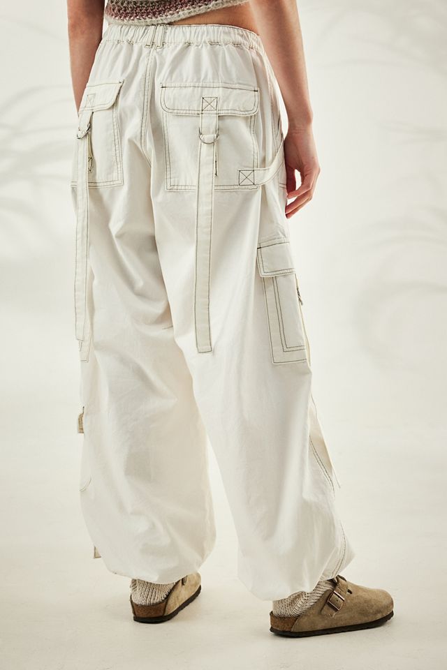 BDG Pantalones cargo con correas crema #3