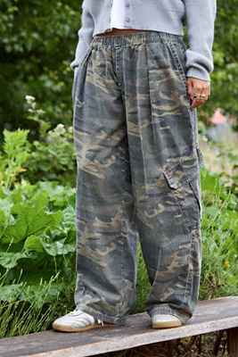 Pantalon cocon camouflage Bobbi en taille: XS - BDG - Modalova