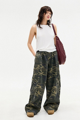 Pantalon Cocoon Camouflage Bobbi en taille: XS - BDG - Modalova