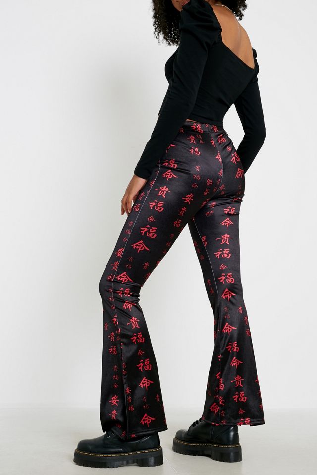 Urban Outfitters – Hochglanz-Schlaghose mit Text-Print #1