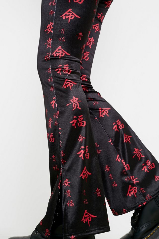 Urban Outfitters – Hochglanz-Schlaghose mit Text-Print #2