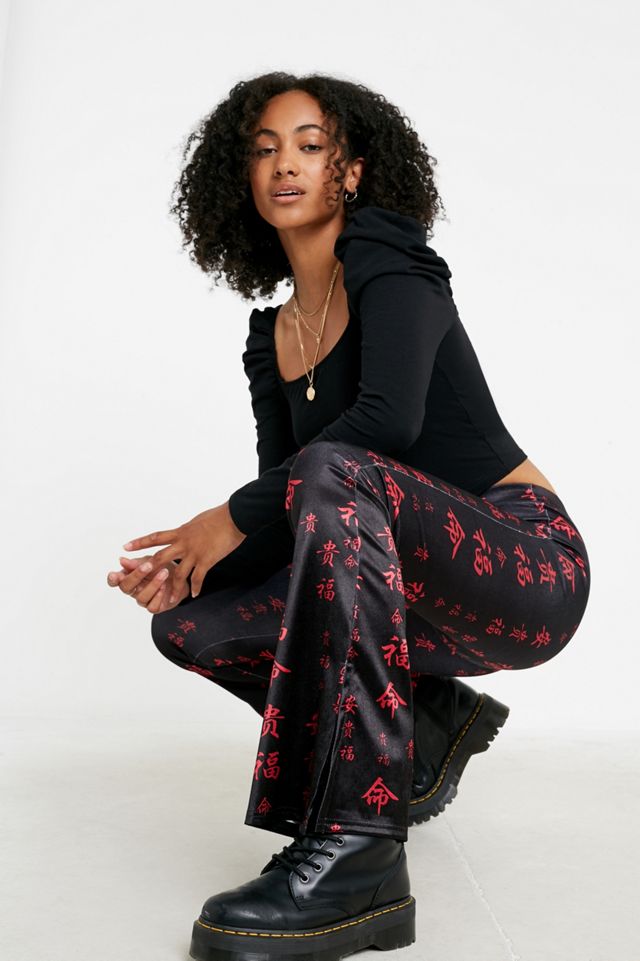 Urban Outfitters – Hochglanz-Schlaghose mit Text-Print #3