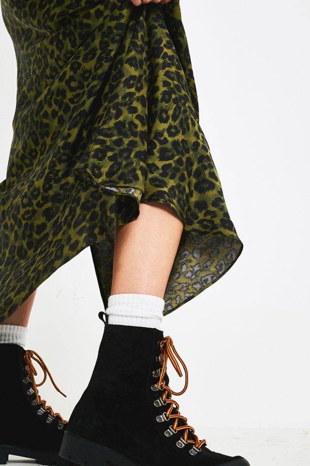 Urban Outfitters – Trägerkleid in Khaki mit Leoprint  #4