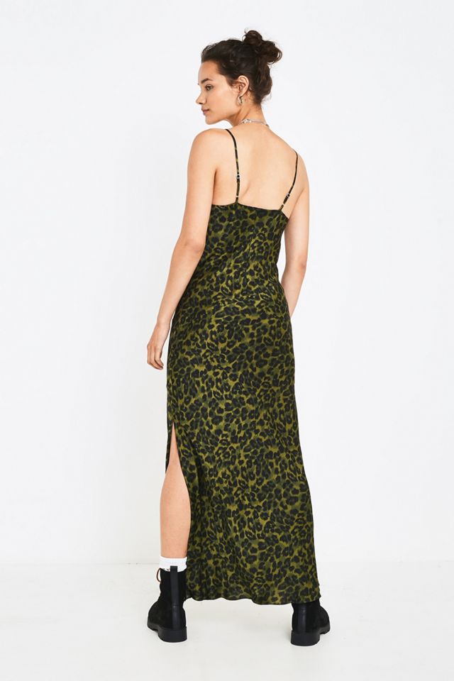 Urban Outfitters – Trägerkleid in Khaki mit Leoprint  #5