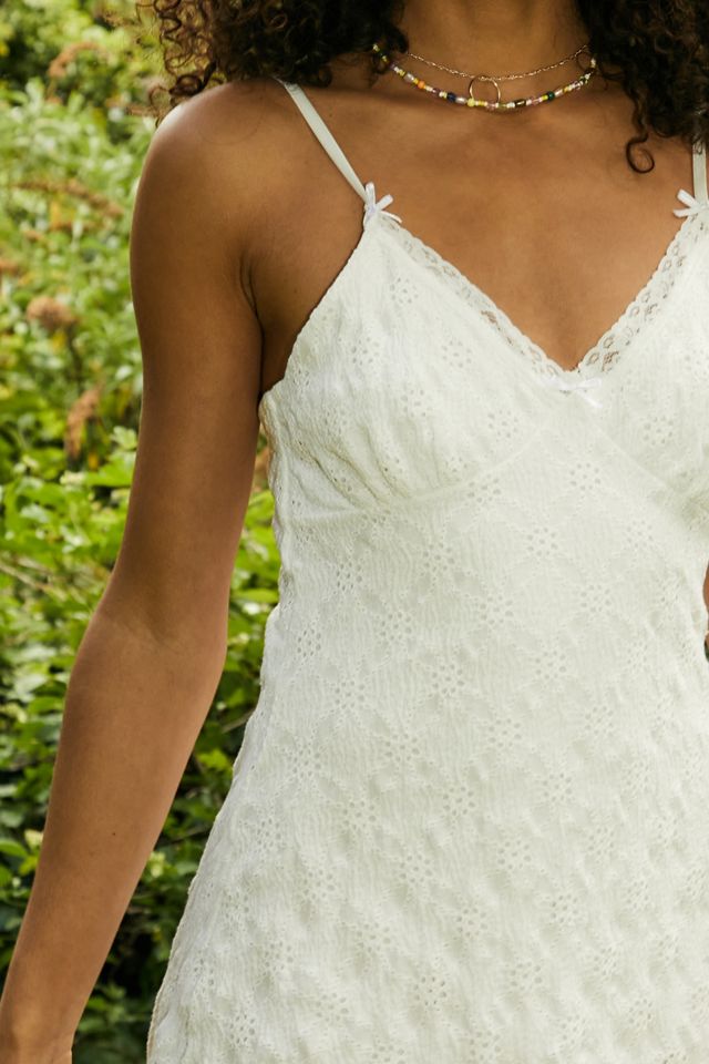 Robe mini blanche broderie rose UO #2