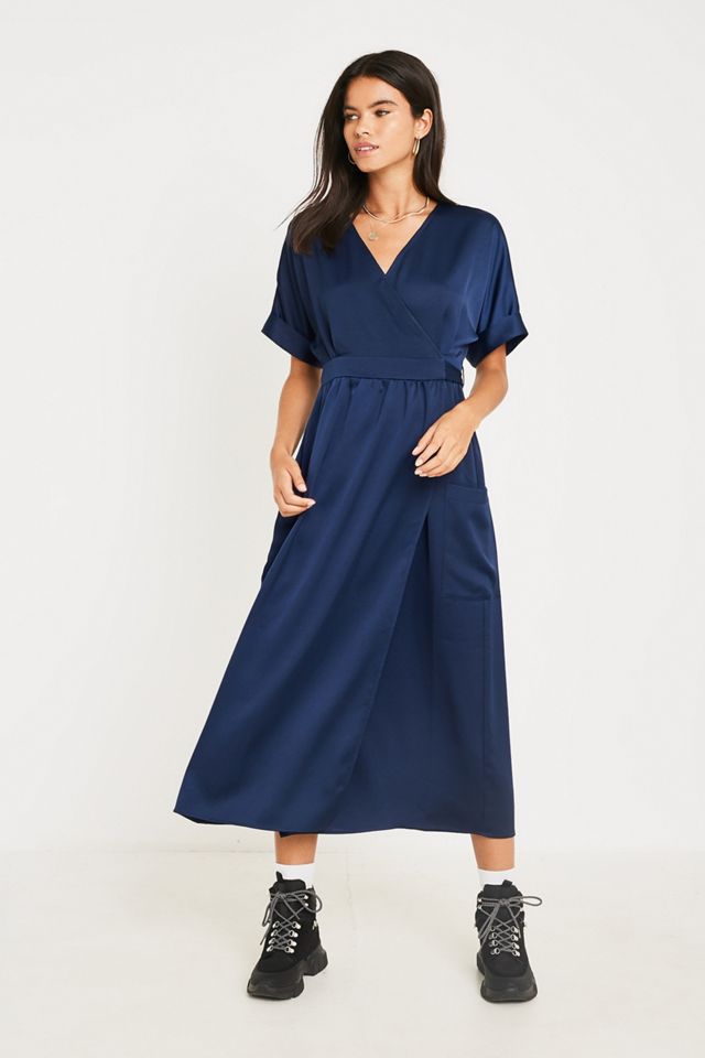 UO - Robe midi portefeuille Gabrielle en satin bleu marine #1